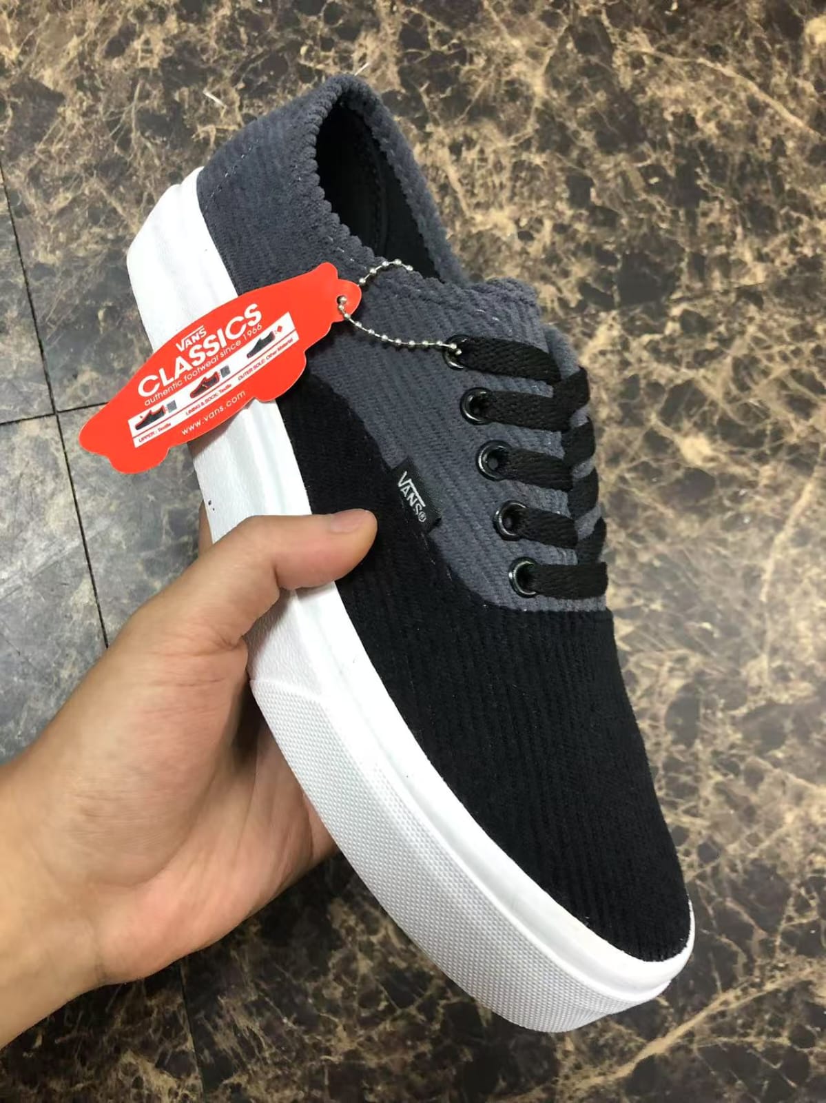 Vans Corduroy Sneaker – Burgundy & Black Classic.