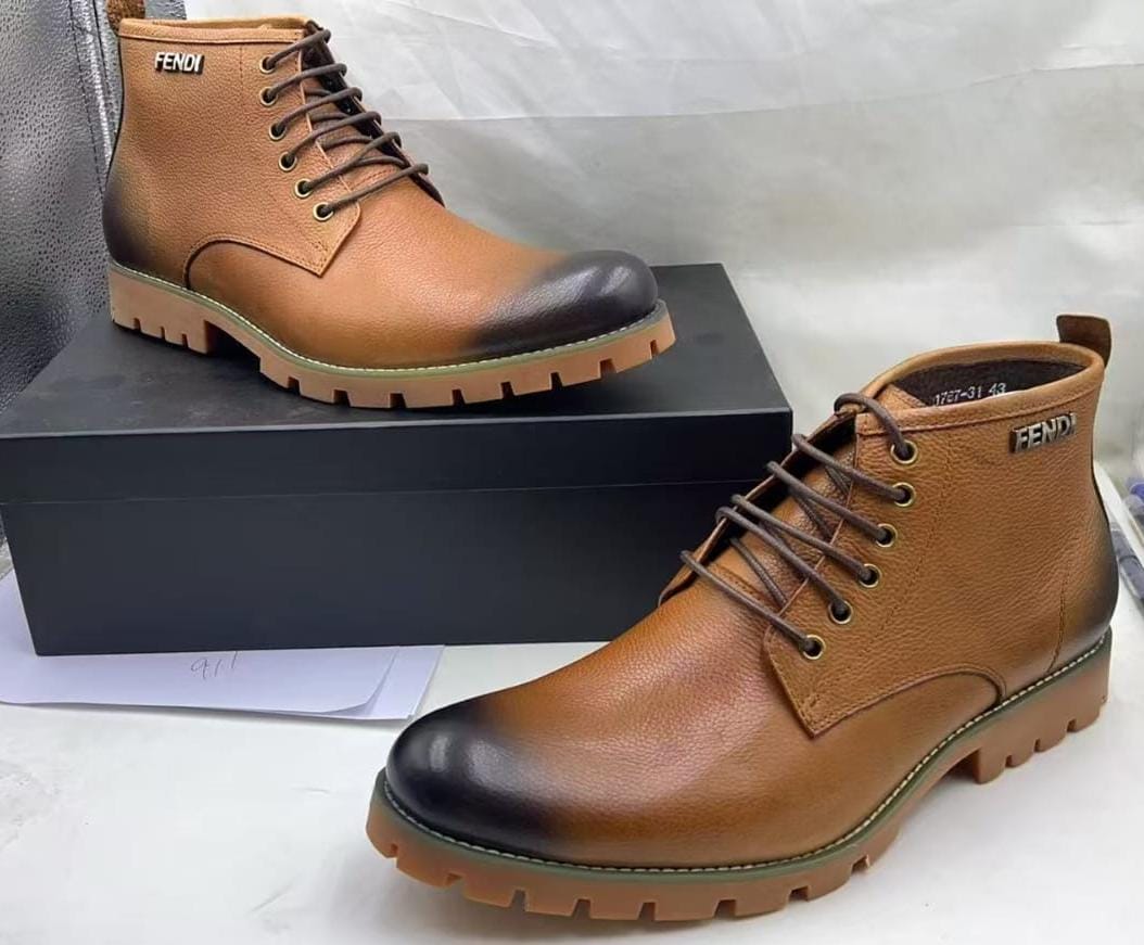 MONARCH Modern Contrast Leather Lug-Sole Boot